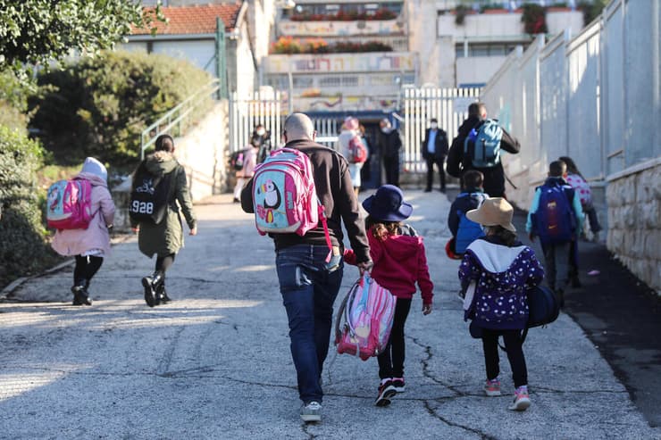 תלמידים בדרך לבית ספר בירושלים