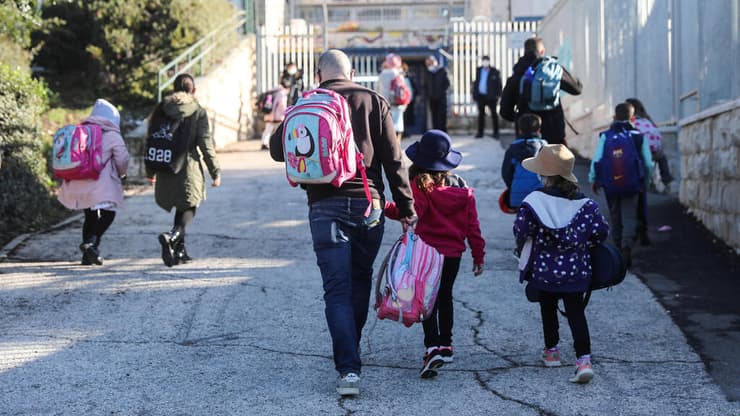 "סגירת מוסד חינוכי - רק במקרה של עלייה משמעותית בתחלואה בו". בדרך לבית הספר בירושלים