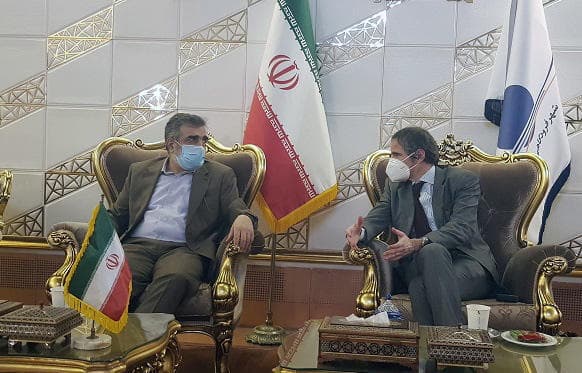 ראש סבא"א הסוכנות הבינלאומית לאנרגיה אטומית רפאל גרוסי גרעין ביקור איראן עם דובר סוכנות הגרעין של איראן