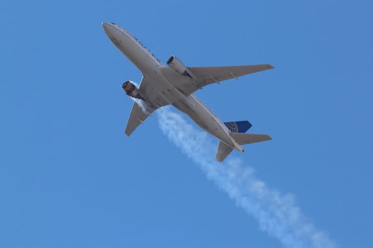 מטוס בואינג 777 מדגם 777-200 ש מנוע שלו התפרק בטיסה ב דנבר  קולורדו ארה"ב ב-20 בפברואר 