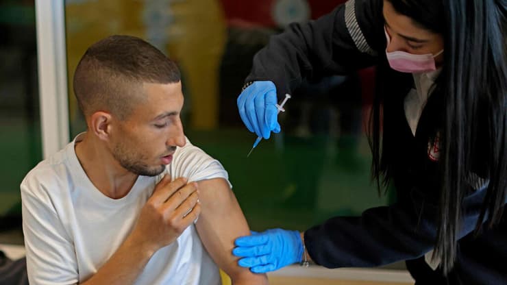 צעיר מתחסן חיסון חיסונים מתחסנים פייזר מגן דוד אדום מד"א בית שמש