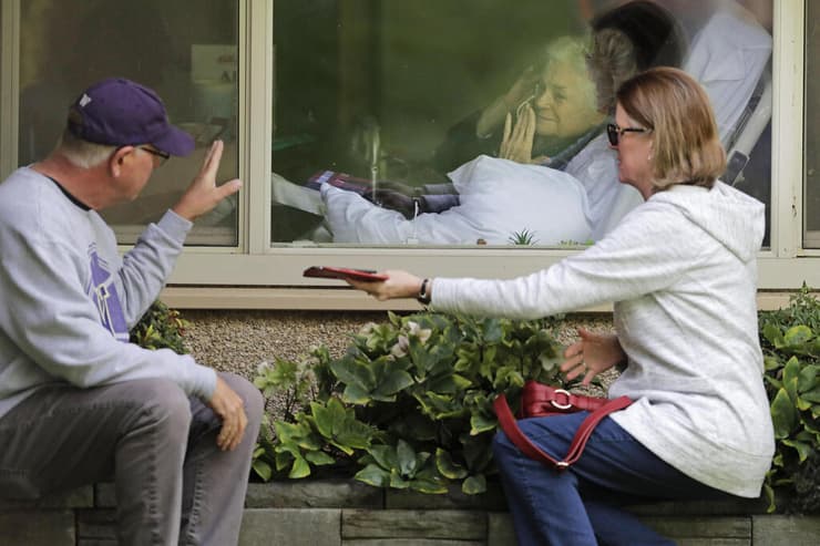 ג'ודי חולה ב קורונה מנופפת ל משפחתה בית חולים ליד סיאטל ארה"ב