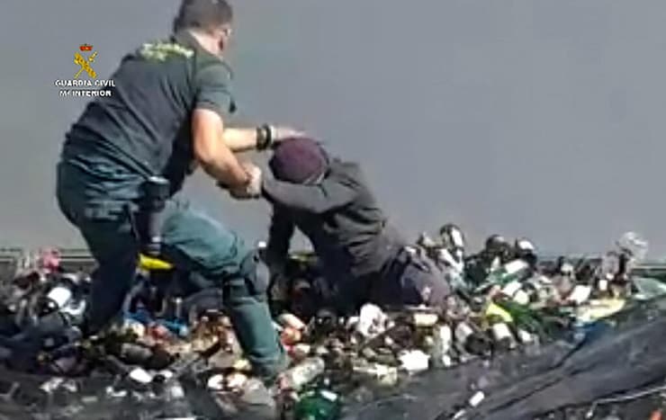 ספרד מסתננים מהגרים מתחבאים ב זבל נמל מלייה