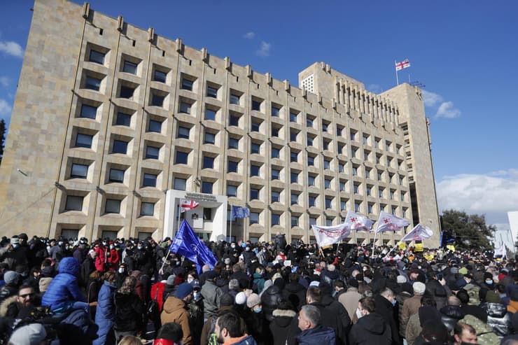 הפגנה בעד מנהיג ה אופוזיציה ב גאורגיה ניקה מליה מול משרדי הממשלה ב טביליסי