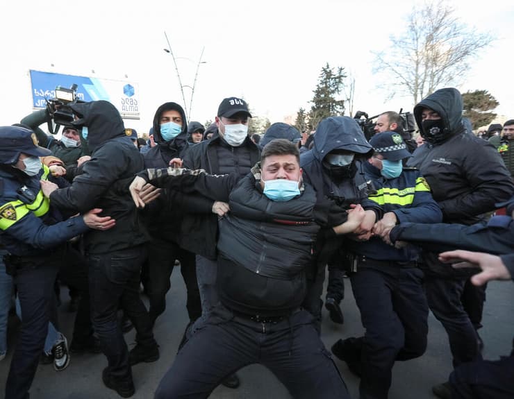 פשיטה ומעצרים ב מטה מפלגת האופוזיציה התנועה הלאומית המאוחדת ב טביליסי גאורגיה