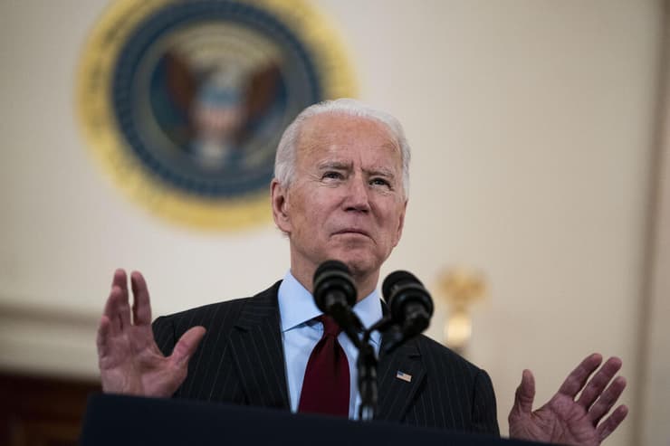 ג'ו ביידן נשיא ארה"ב מציין 500 אלף מתים מ קורונה בנאום ב הבית הלבן