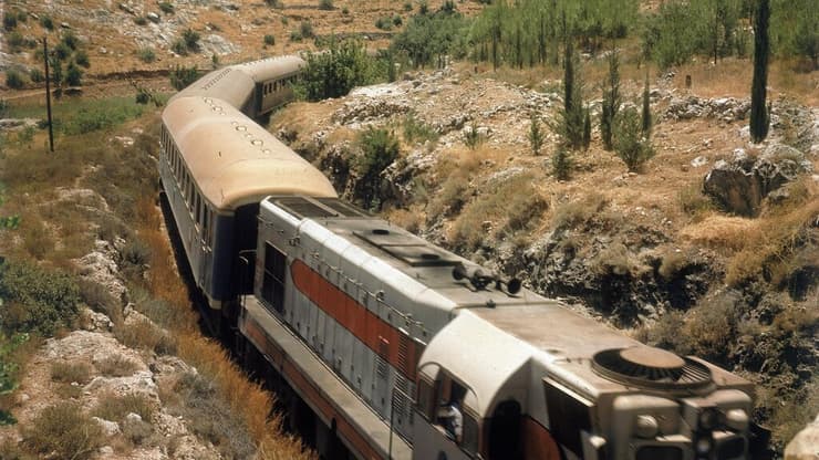 רכבת ישראל נוסעת בין ההרים בדרך לירושלים