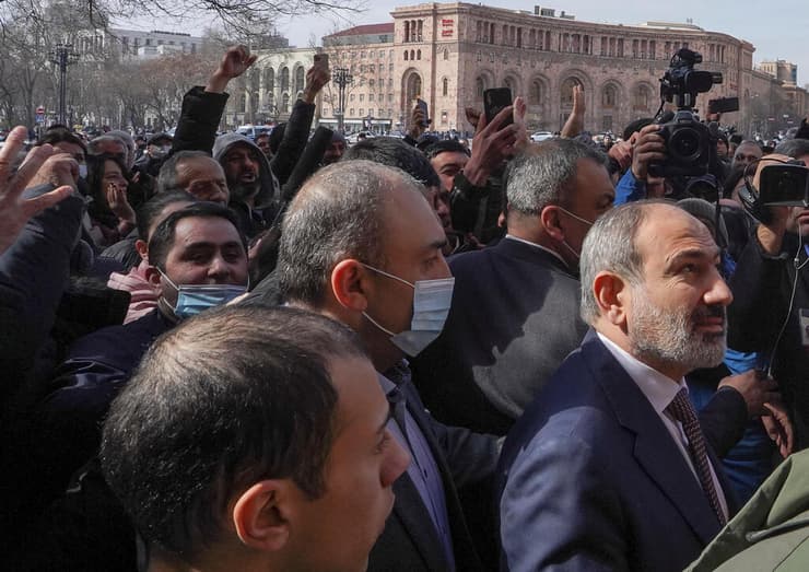 ארמניה ראש הממשלה ניקול פשיניאן עם תומכיו צעדה אחרי שטען ל ניסיון הפיכה צבאית