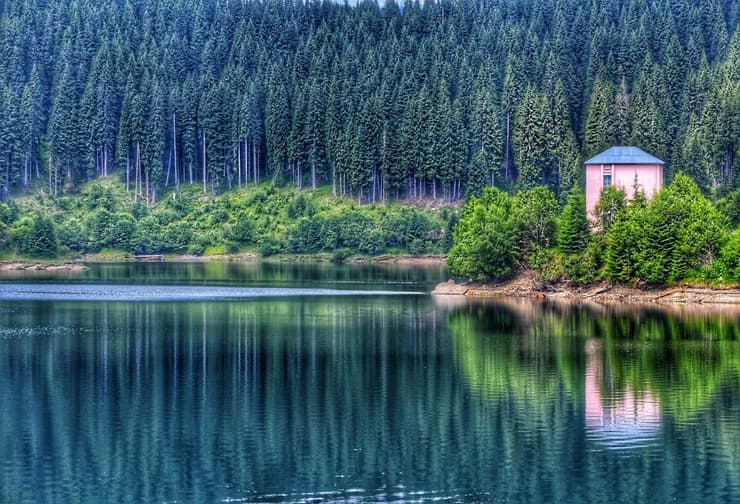 בית על אגם