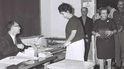 גולדה מאיר מחכה בתור כדי להצביע בבחירות 1969
