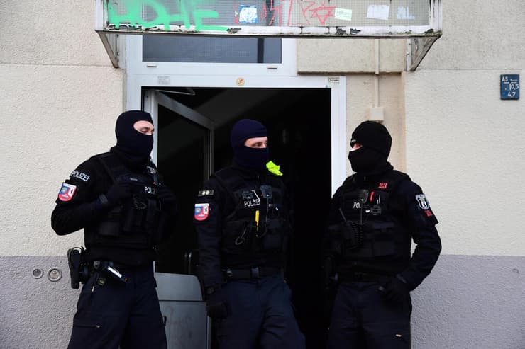 גרמניה ברלין פשיטות על תומכי איסלאם קיצוני מבצע משטרתי