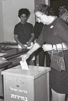 גולדה מאיר מצביעה בקלפי בבחירות 1969