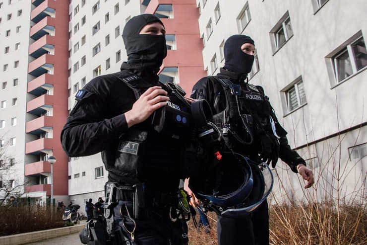 גרמניה ברלין פשיטות על תומכי איסלאם קיצוני מבצע משטרתי
