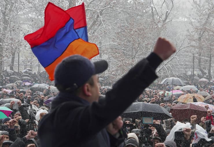 ארמניה ירבאן מפגינים נגד ראש הממשלה ניקול פשיניאן בקריא ש יתפטר בגלל מלחמה נגורנו קרבאך