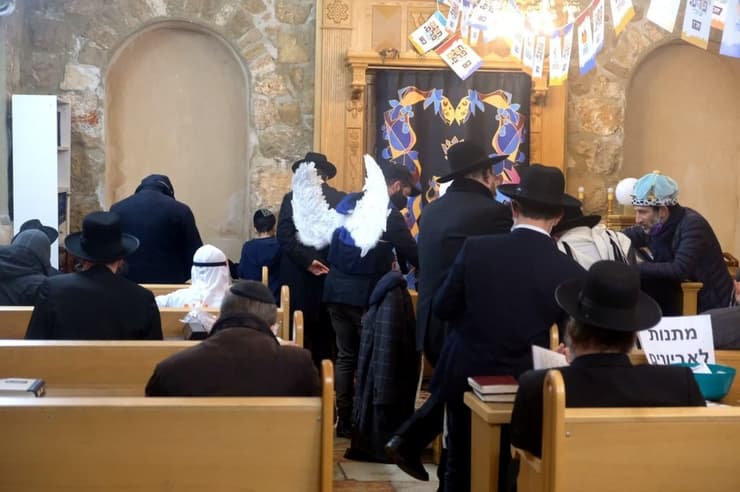 קריאת המגילה בבית הכנסת בנחלת שבעה בירושלים