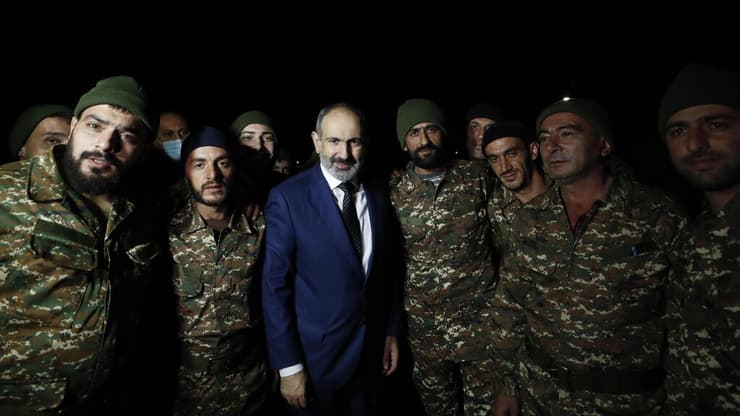 ראש ממשלת ארמניה ניקול פשיניאן טוען ל ניסיון הפיכה צבאית כאן בתמונה עם חיילי מילואים בימי הלחימה ב נגורנו קרבאך