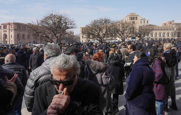 ארמניה מפגינים מתאספים ב בירה ירבאן ראש הממשלה פשיניאן טוען ל ניסיון הפיכה