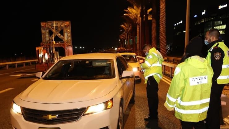 אכיפת משטרה במחסום לסגר הלילי לפורים ביציאה הדרומית מחיפה לכביש 2