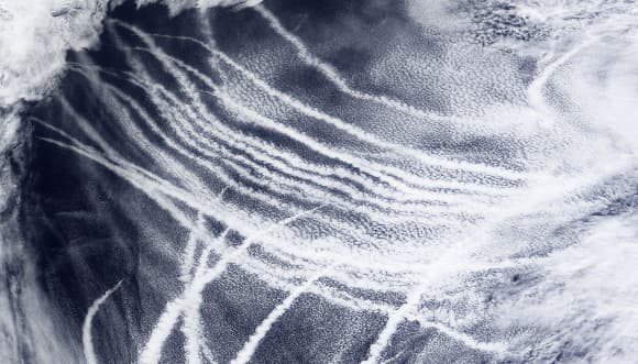 פליטה נקודתית ותחומה בזמן. צילום לוויין המראה שובלי עשן של ספינות באוקיינוס השקט