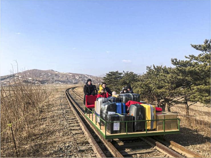 דיפלומטים רוסים חצו את הגבול מצפון קוריאה לרוסיה בעגלה בגלל הגבלות קורונה