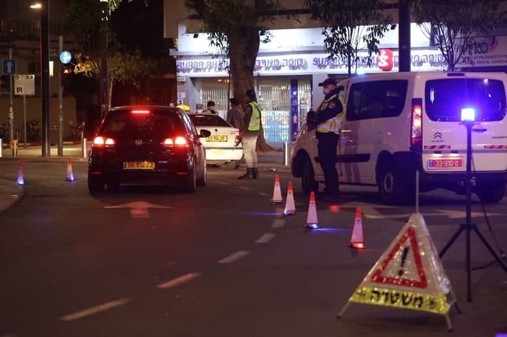 אכיפת משטרה במחסום לסגר הלילי לפורים בכיכר דיזינגוף בתל אביב