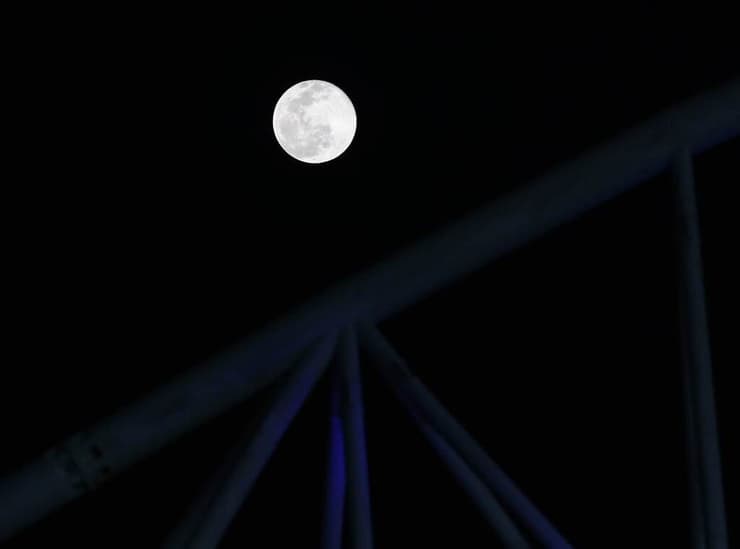 ירח מלא באצטדיון בנתניה