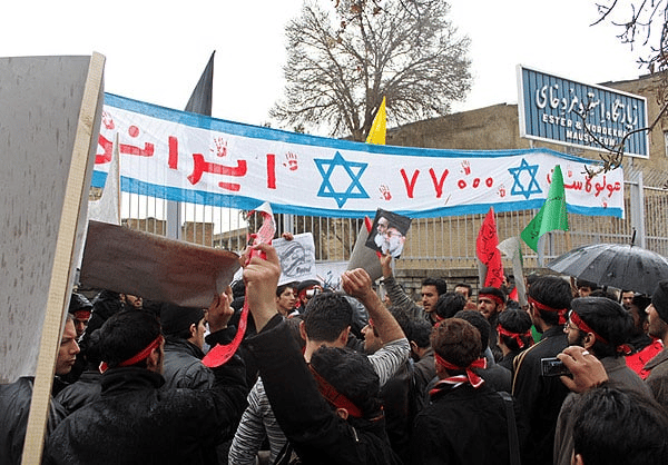 שואת 7,0000 איראנים. על השלט עדיין כתוב "מקום עלייה לרגל" 