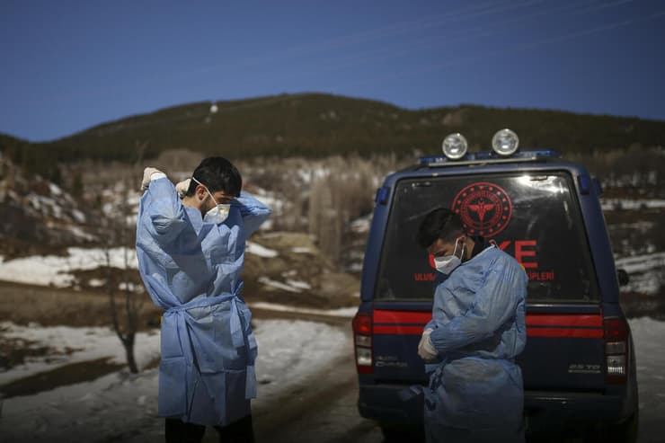 טורקיה צוותים רפואיים מגיעים לחסן את תושבי הכפר המבודד גומסולו 
