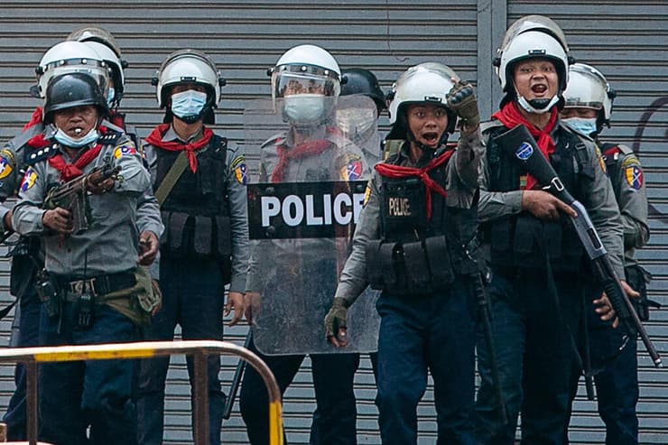 יאנגון מיאנמר מהומות הפגנה מפגינים עימותים עם שוטרים