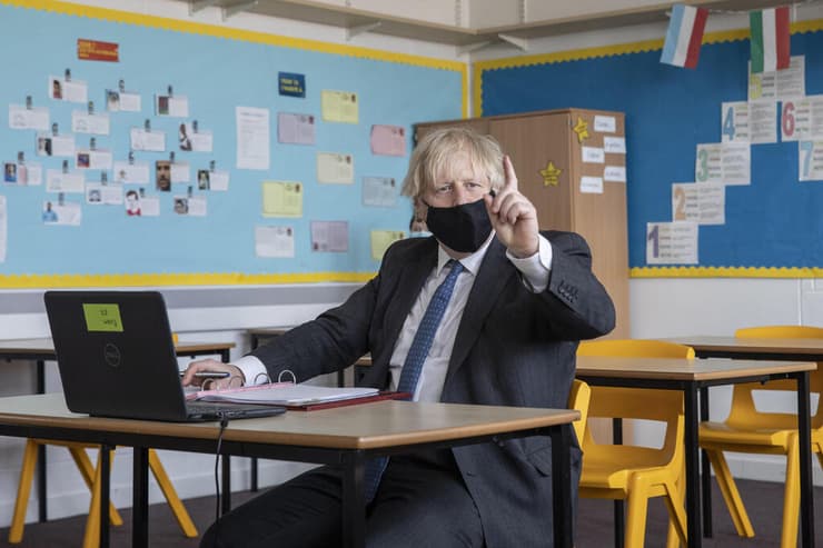 ראש הממשלה הבריטי בוריס ג'ונסון בביקור בבית ספר. "שמרו על זהירות"   