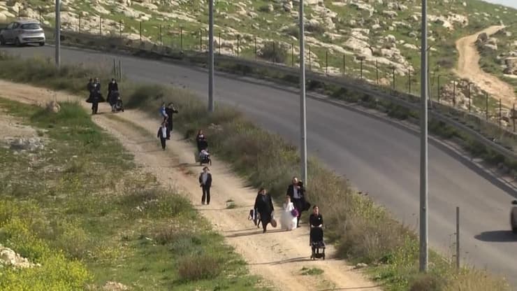 אנשים עולים ברגל לירושלים בשל המחסומים והפקקים