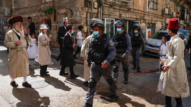   שוטרים מסיירים ברחובות ירושלים כדי למנוע את ההפרות