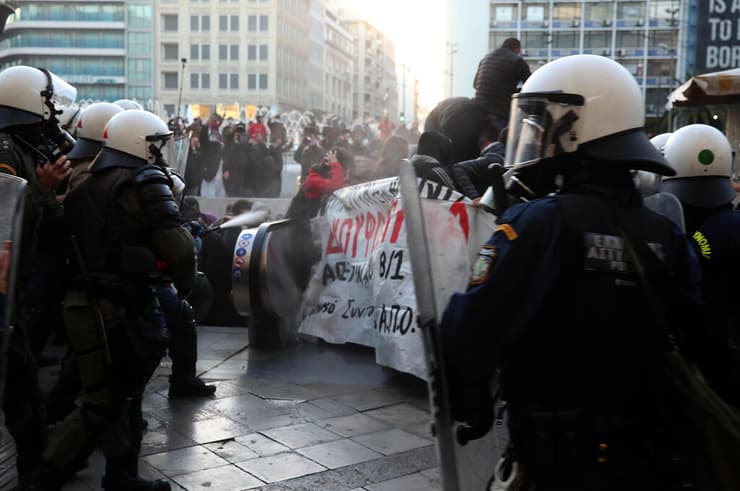 מפגינים הפגנות ב יוון רוצח מורשע מארגון שמאל קיצוני שובת רעב 26 ב פברואר