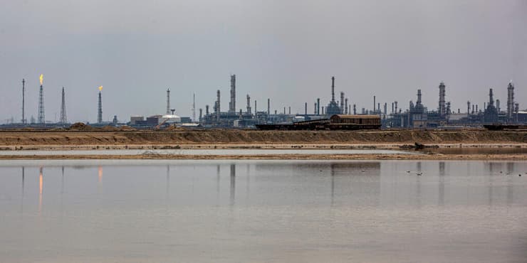 מתקן נפט ב בצרה עיראק