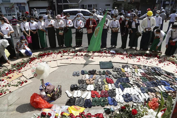 מפגינים ב יאנגון לזכר אלו שנהרגו ב הפגנה ב-28 בפברואר במיאנמר נגד הפיכה צבאית