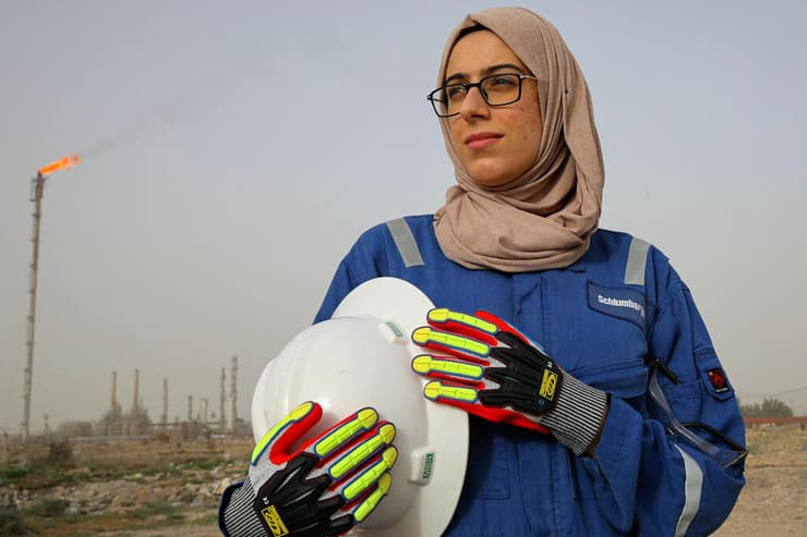 זיינב אמג'ד מהנדסת ב מתקן נפט ב בצרה עיראק