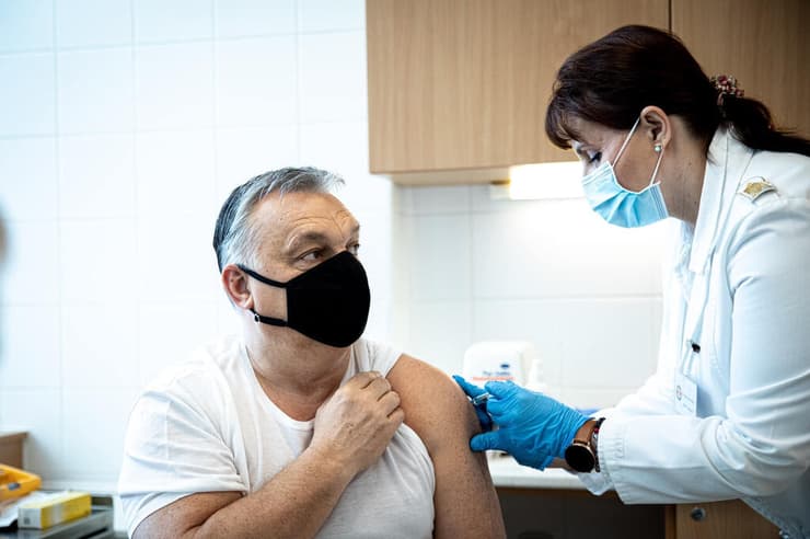 ראש ממשלת הונגריה ויקטור אורבן מתחסן נגד קורונה עם חיסון סיני של סינופארם