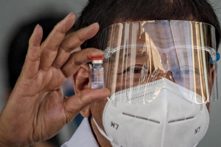 נשיא הפיליפינים רודריגו דוטרטה עם חיסון נגד קורונה של סינובאק