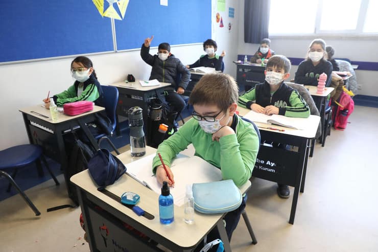 תלמידים בית ספר אנקרה ב טורקיה הקלות בהגבלות ה קורונה