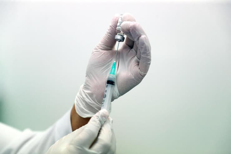 חיסון נגד קורונה עם המנות של סינובאק ב אנקרה טורקיה