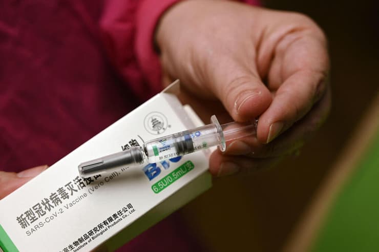 חיסון של סין סינופארם נגד קורונה במרכז חיסונים ב בודפשט הונגריה