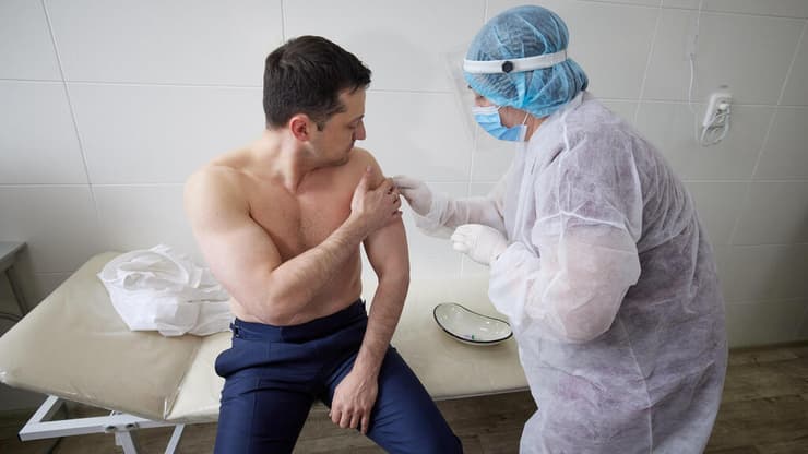 ראש ממשלת אוקראינה וולודימיר זלנסקי מקבל חיסון ל קורונה