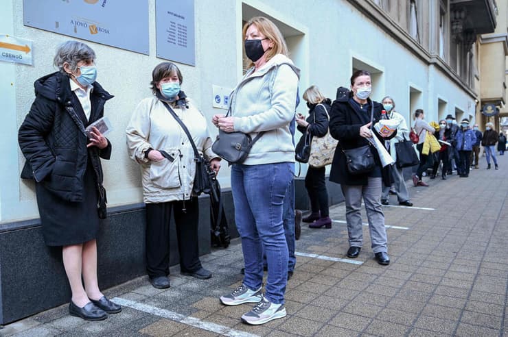 תור ל חיסון סיני נגד קורונה של סינופארם ב בודפשט הונגריה