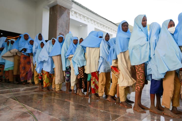ילדות תלמידות ששוחררו לאחר חטיפה ב ניגריה מדינת מחוז זמפרה