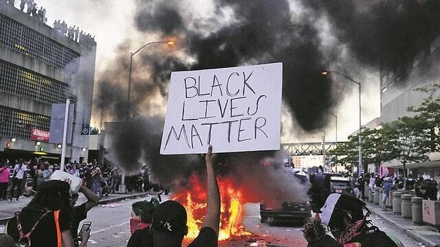 הפגנה של בלאק לייבס מאטרס. ''דמוניזציה של המשטרה היא לא הפתרון''
