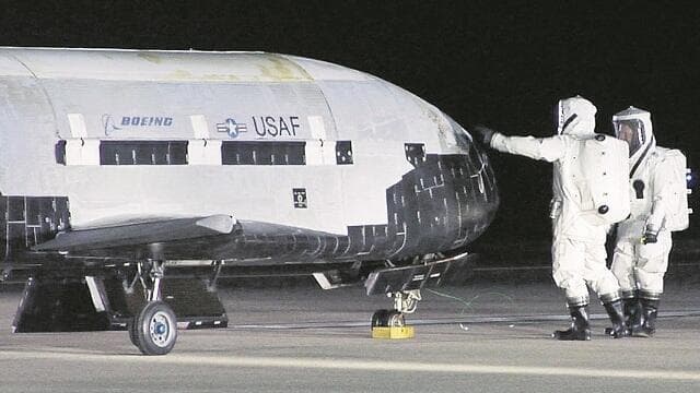 פרויקט מסווג וחשאי. טכנאים מטפלים במטוס הסודי X-37b לאחר נחיתתו
