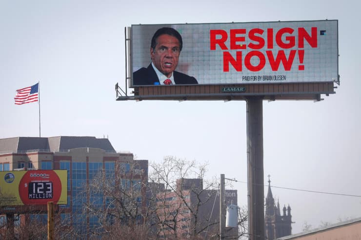 שלט חוצות קורא לאנדרו קואומו להתפטר מדינת ניו יורק