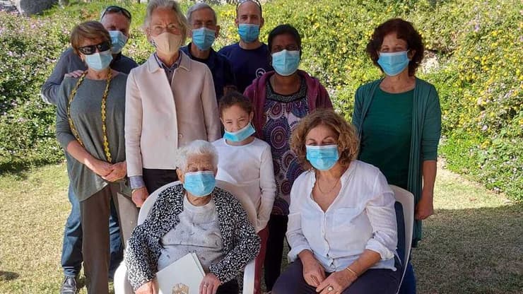 הענקת האזרחות לאדית בת ה-101, השמאלית בתמונה על הכיסא