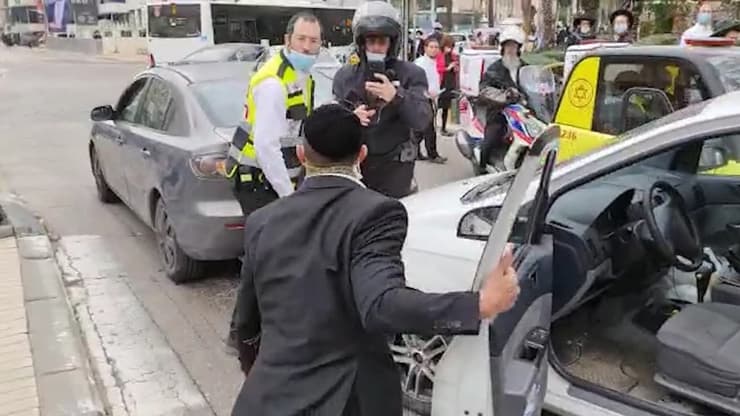איבד את הסבלנות בפקק. "לא היה נוהג ככה אם קרובת משפחה שלו הייתה מעורבת" (צילום: הבני ברקים) אדם שעמד בפקק סמוך לתאונת דרכים בבני ברק תקף חובש ונמלט