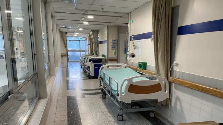 מחסור במיטות: מטופלים שוהים במסדרונות בבית חולים אסף הרופא